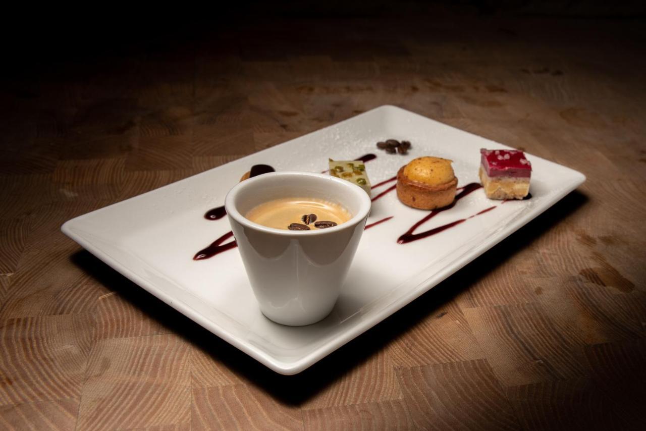 The Oak House Hotell Axbridge Exteriör bild A cup of coffee with petits fours