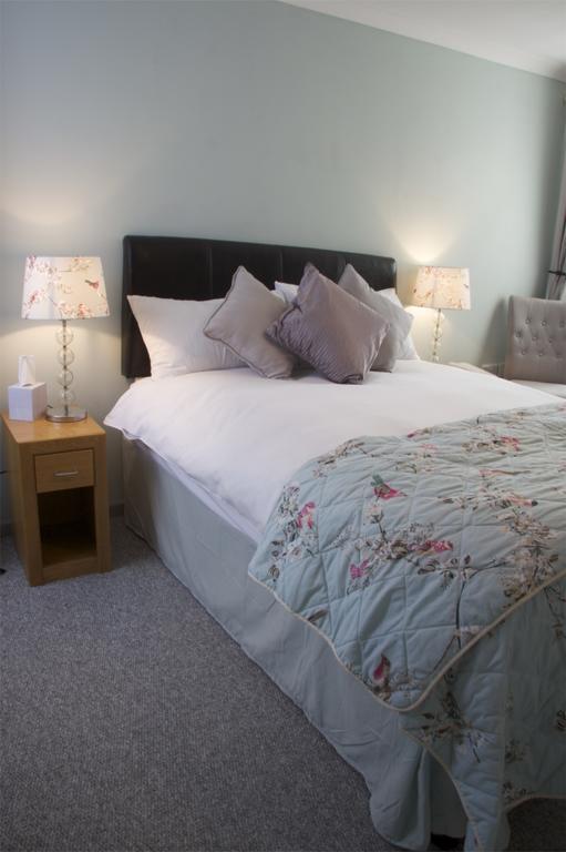The Oak House Hotell Axbridge Exteriör bild A bed with a bed frame